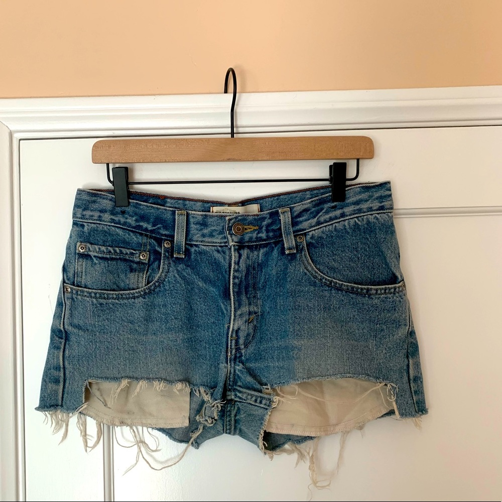 LEVI’S- Distressed Denim Shorts